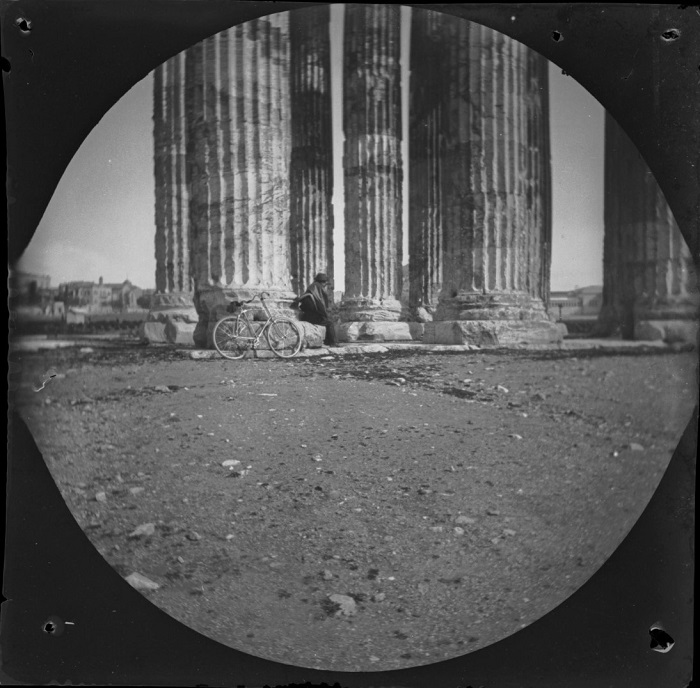 Сероп Гурджиян возле храма. Сероп Гурджиян возле храма.