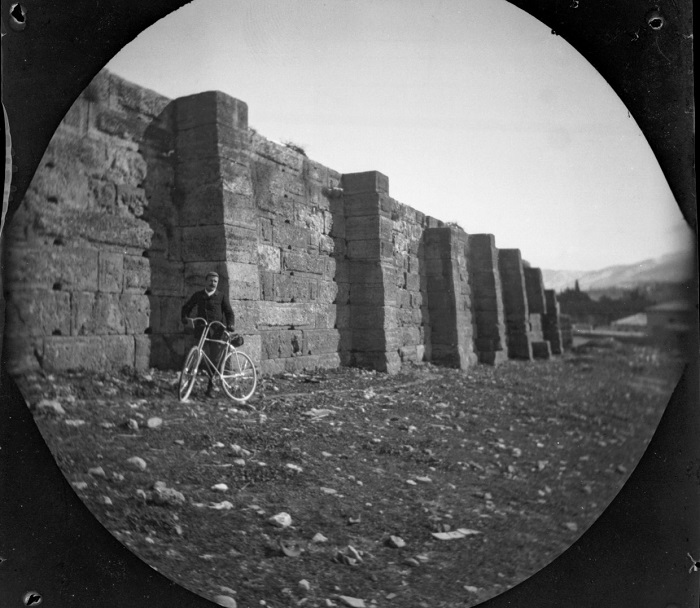 Уильям возле участка стены храма Зевса Олимпийского. Уильям возле участка стены храма Зевса Олимпийского.