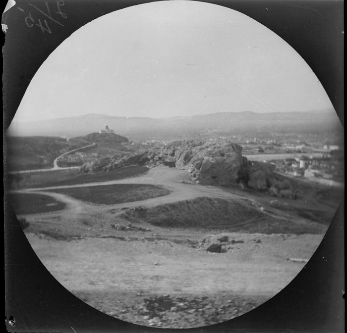 Чудесный панорамный вид на столицу с холма Ареопаг. Чудесный панорамный вид на столицу с холма Ареопаг.