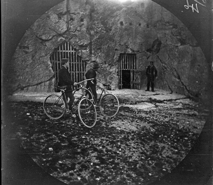 Уильям Захтбелен и Том Аллен возле тюрьмы Сократа. Уильям Захтбелен и Том Аллен возле тюрьмы Сократа.