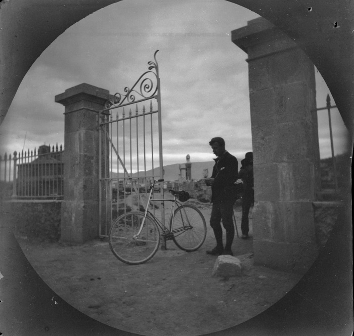 Уильям Захтбелен возле современных ворот ограды улицы Гробниц. Уильям Захтбелен возле современных ворот ограды улицы Гробниц.