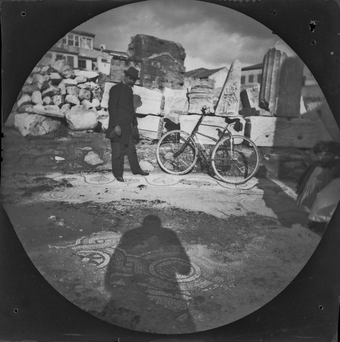 Сероп Гурджиян возле Библиотеки Адриана. Сероп Гурджиян возле Библиотеки Адриана.