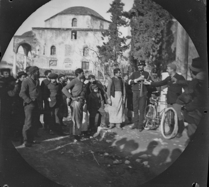 Уильям Захтбелен с велосипедом возле достопримечательностей города. Уильям Захтбелен с велосипедом возле достопримечательностей города.