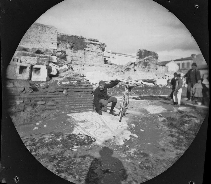 Уильям Захтбелен с велосипедом возле фрагмента мозаичного пола Библиотеки Адриана. Уильям Захтбелен с велосипедом возле фрагмента мозаичного пола Библиотеки Адриана.