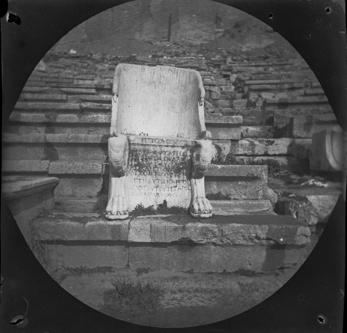 Одно из кресел для почетных зрителей. Одно из кресел для почетных зрителей.