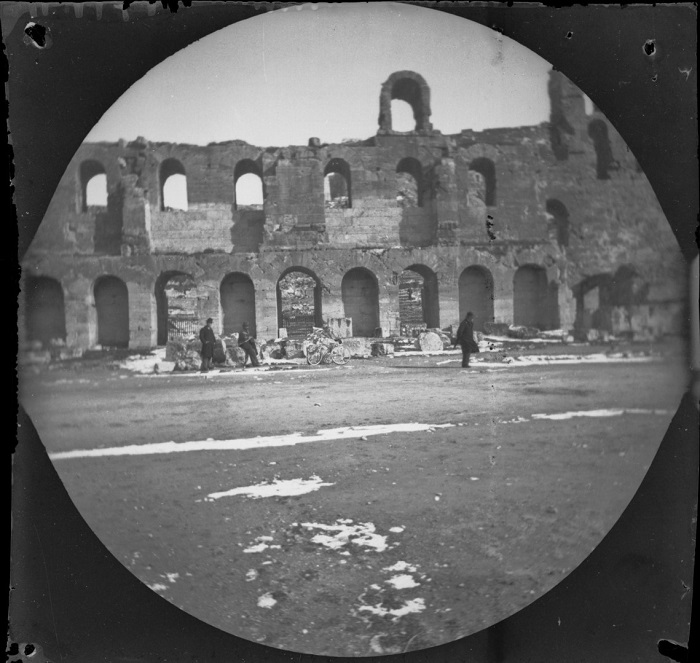 Хорошо сохранившийся каменный римский театр на южном склоне Акропольского холма в Афинах. Хорошо сохранившийся каменный римский театр на южном склоне Акропольского холма в Афинах.