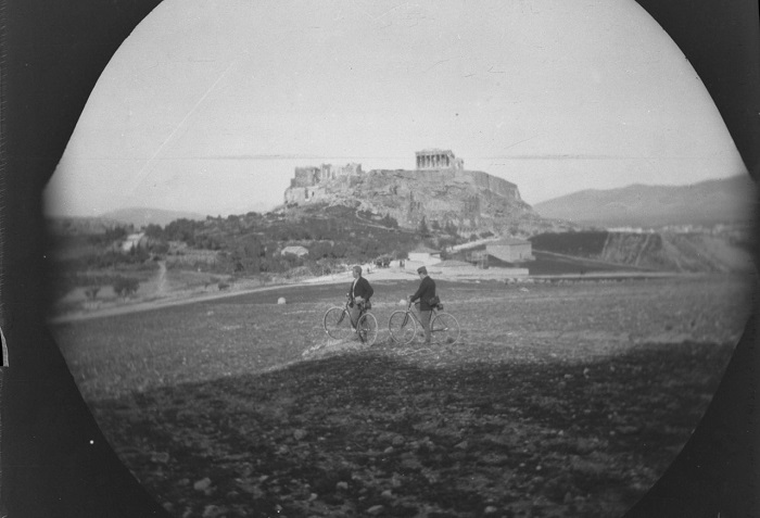 Мужчины на Холме Филопаппа с Акрополем на дальнем плане. Мужчины на Холме Филопаппа с Акрополем на дальнем плане.