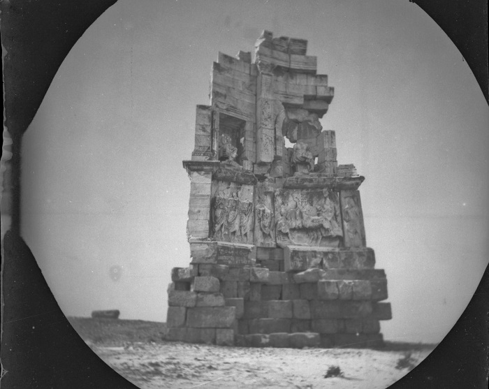 Памятник Филопаппу на вершине холма. Памятник Филопаппу на вершине холма.