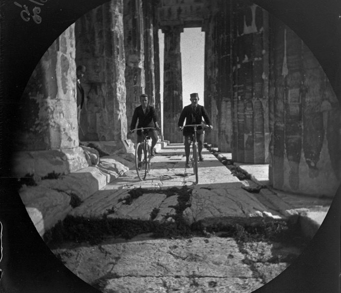 Уильям и Том на велосипедах у колоннады Парфенона. Уильям и Том на велосипедах у колоннады Парфенона.