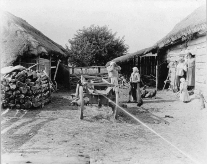 Женщины и дети у дверей сруба. 1918 год.