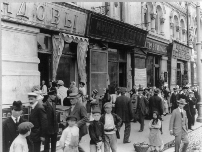 Очередь за молоком. 1918 год. 