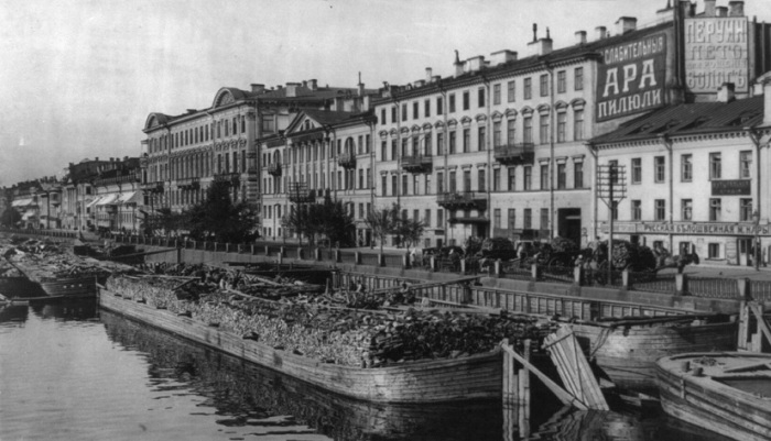 Загружаемый лес на фургоны с барж на Неве. Петербург, 1918 год.