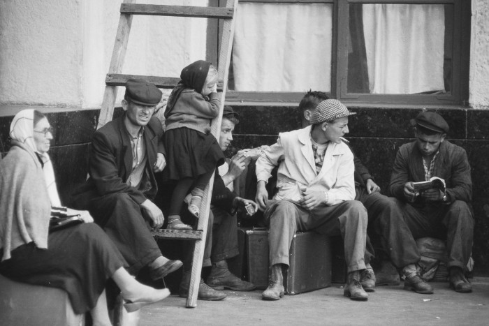 В ожидании автобуса. Москва, 1960-е годы. В ожидании автобуса. Москва, 1960-е годы.