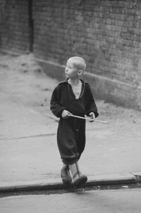 Мальчик на прогулке. Москва, 1960 год. Мальчик на прогулке. Москва, 1960 год.