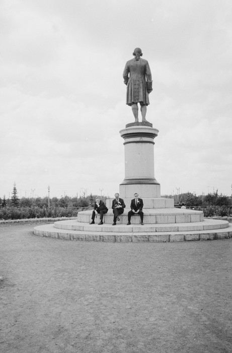 Памятник Ломоносову перед зданием МГУ. Москва, 1960-е годы. Памятник Ломоносову перед зданием МГУ. Москва, 1960-е годы.