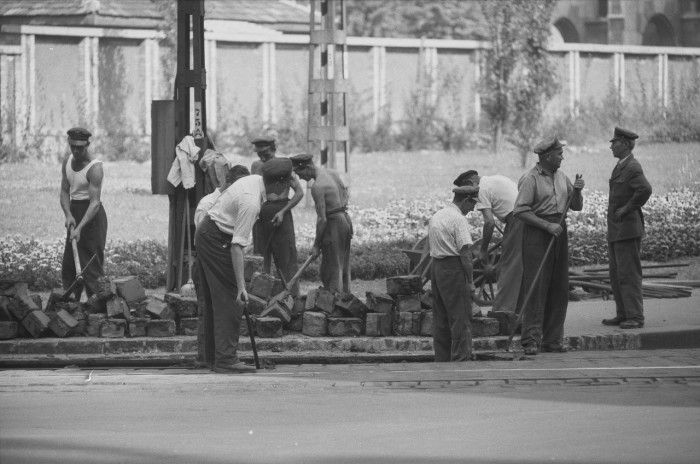 Рабочий момент. Москва, 1960-е годы. Рабочий момент. Москва, 1960-е годы.