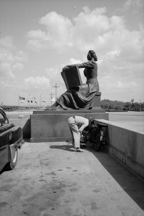 Скульптура у главного здания МГУ. Москва, 1960-е годы Скульптура у главного здания МГУ. Москва, 1960-е годы