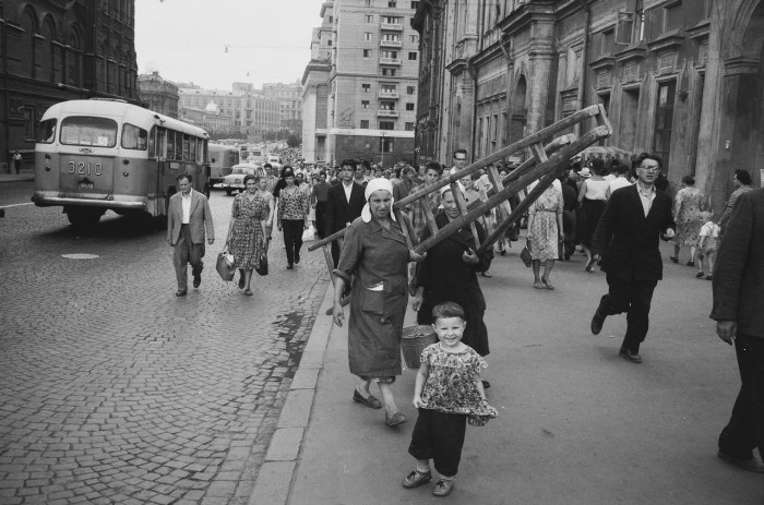 Уличная сцена - после работы. Москва, 1960-е годы. Уличная сцена - после работы. Москва, 1960-е годы.