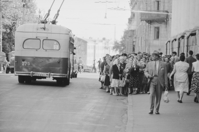 Уличная сцена на остановке. Москва, 1960-е годы. Уличная сцена на остановке. Москва, 1960-е годы.