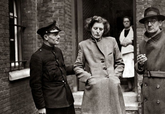 Француженка, обвиняемая в интимной связи с нацистами. Француженка, обвиняемая в интимной связи с нацистами.