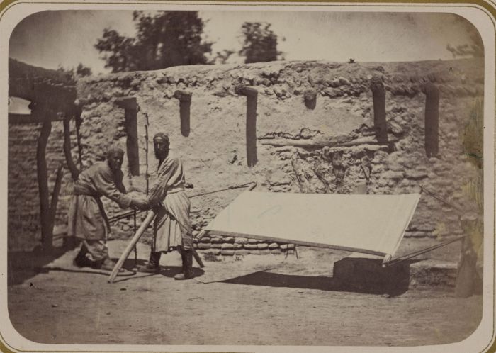 Просушка ткани используемой для изготовления тюрбанов. Средняя Азия, конец XIX века. 