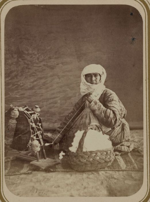 Прядение ниток. Средняя Азия, конец XIX века.