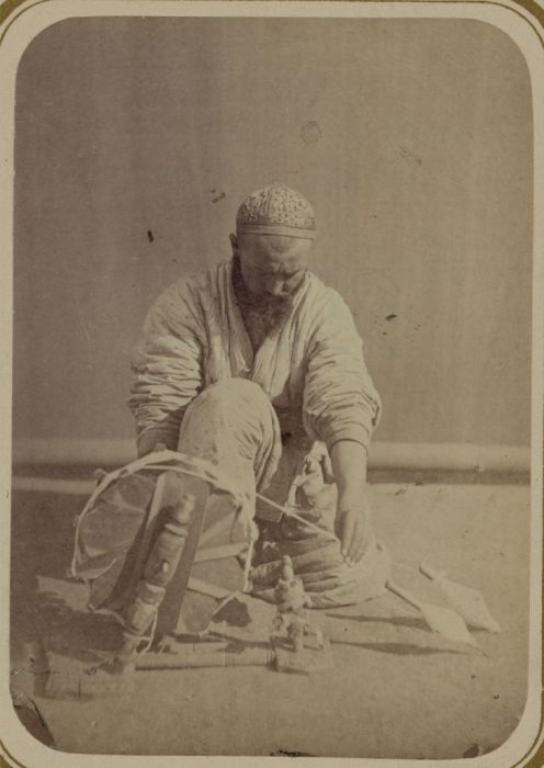 Страчивание ниток. Средняя Азия, конец XIX века.