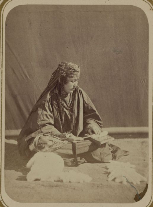 Приготовление кудели. Средняя Азия, конец XIX века.