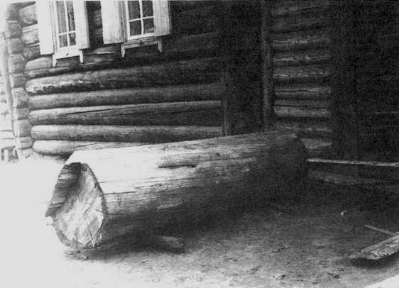 Колода для домовины у дома - знак проживания в нем стариков. Бурятия