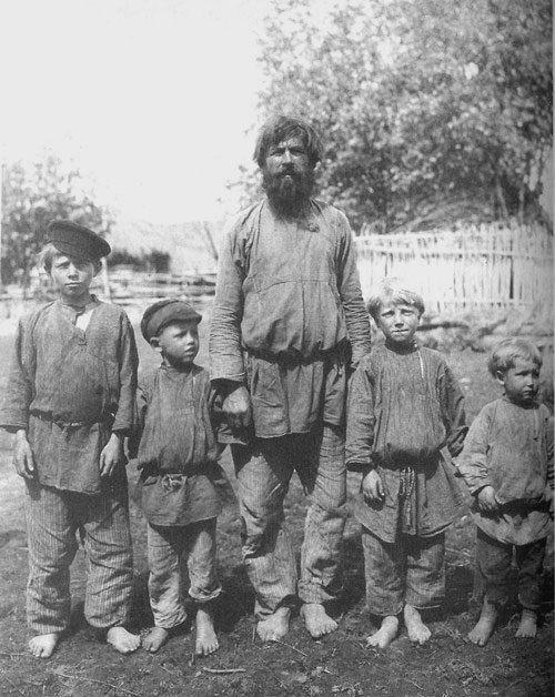 Крестьянин с сыновьями. Рязанская губерния, Касимовский уезд, село Большие Пекселы, 1910