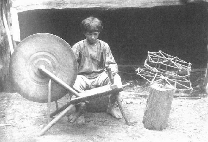 мальчик скручивает нитки для изготовления серпянки. Рязанской губерния, Касимовский уезд, село Алексеево. 1913