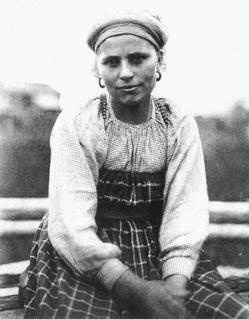 Молодуха в будничной одежде. Вологодская губерния, Сольвычегодский уезд., д. Усть Топса, 1911