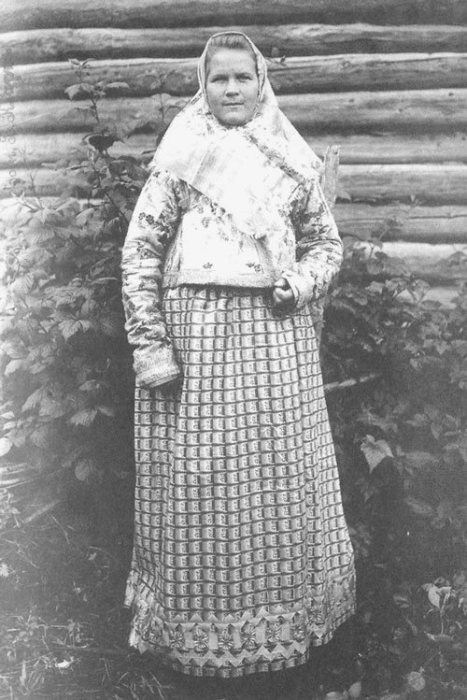 Молодуха в праздничном костюме. Костромская губерния. Город Галич, Рыбная слобода. 1907