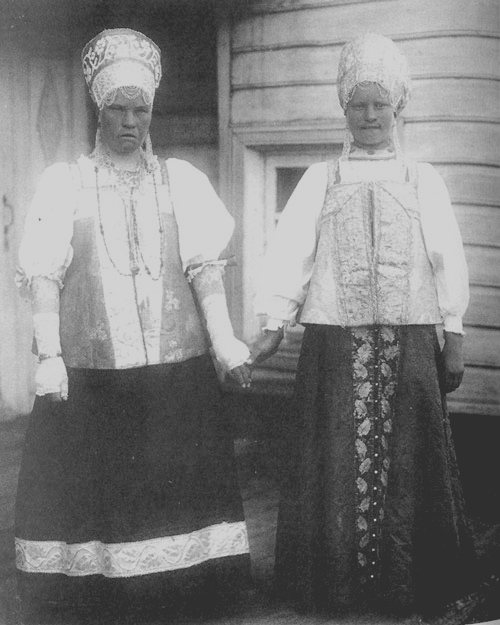 Девушки в старинных парчовых костюмах. Архангельская губерния, Архангельский уезд. Д. Красная Горка. 1910