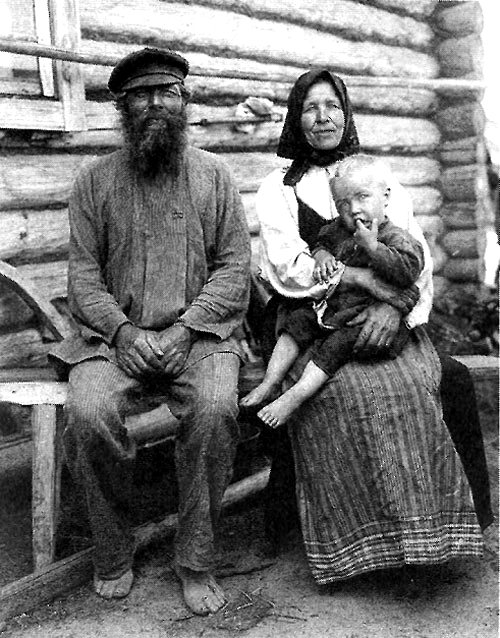 Дед и бабка с внуком. Рязанская губерния, Касимовский уезд, село Увяз. 1910