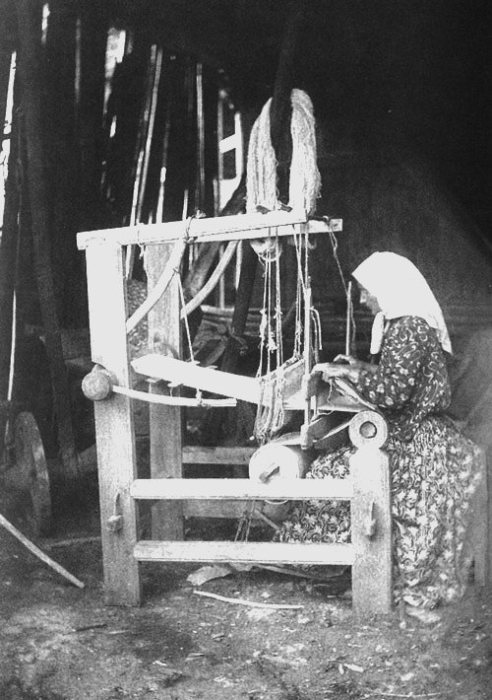 Женщина за изготовлением полотна. Уфимская губерния, Уфимский уезд, село Благовещенский Завод. 1912