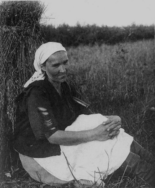 Жница на отдыхе. Ленинградская область, Колпинский район, село Никольское