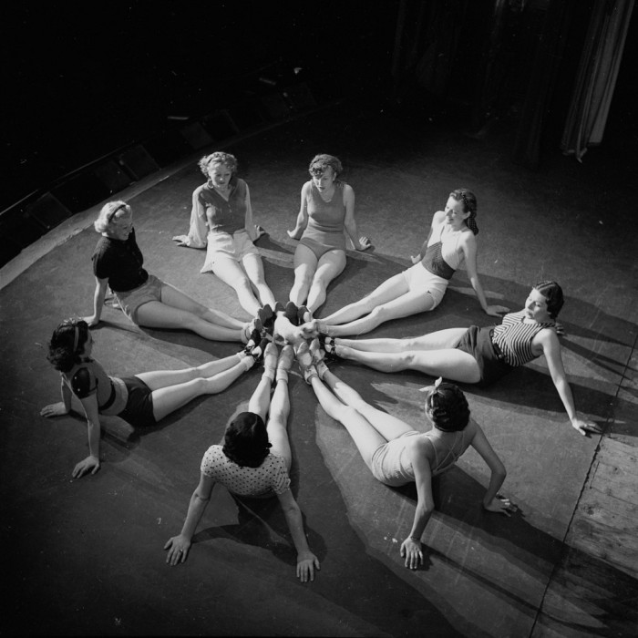 Отдых после репетиции. Shou Girls, или зрелищные постановки с полуобнажёнными девицами в кабаре «Фоли-Бержер», 1918 - 1937 гг.