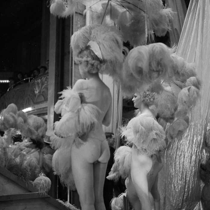 Девушки перед выходом на сцену. Shou Girls, или зрелищные постановки с полуобнажёнными девицами в кабаре «Фоли-Бержер», 1918 - 1937 гг.