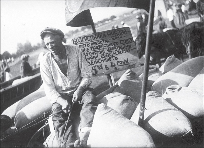 Отправка пшеницы в город на повозке. Днепропетровская область, 1932 год. Отправка пшеницы в город на повозке. Днепропетровская область, 1932 год.