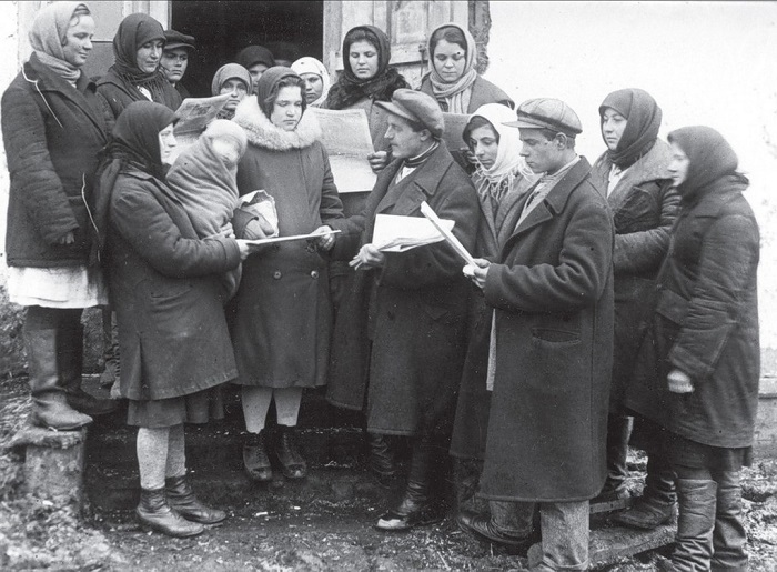 Коллективное чтение сельской газеты. Харьковская область, 1932 год 