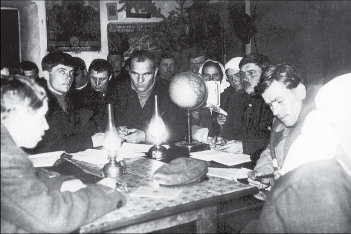 Плановое собрание. Донецкая область, 1932 год. Плановое собрание. Донецкая область, 1932 год.