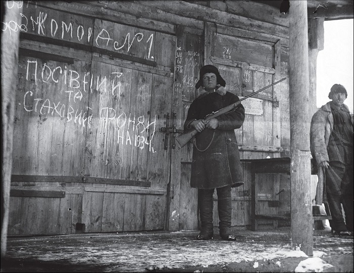 Продовольственный склад охраняемый сторожем. Харьковская область, 1933 год. 