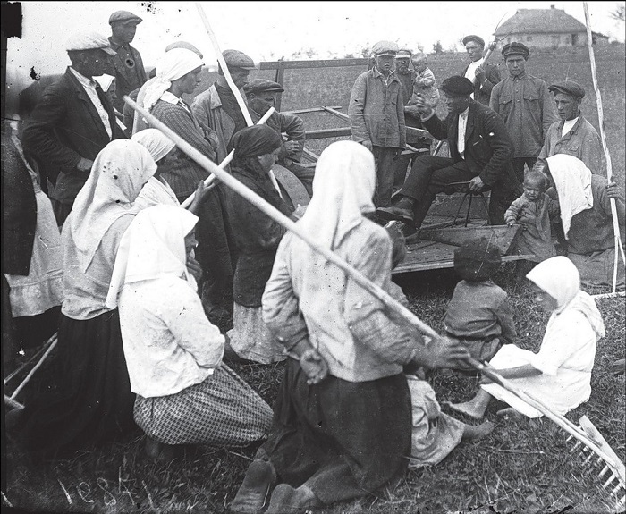 Собрание в поле. Донецкая область, 1930 год. 