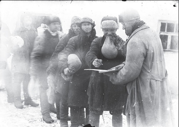 Сдача смены после работы. Донецкая область, 1930 год. 
