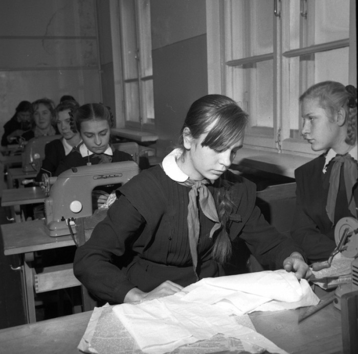 На уроках труда в школе, 1969 год.
