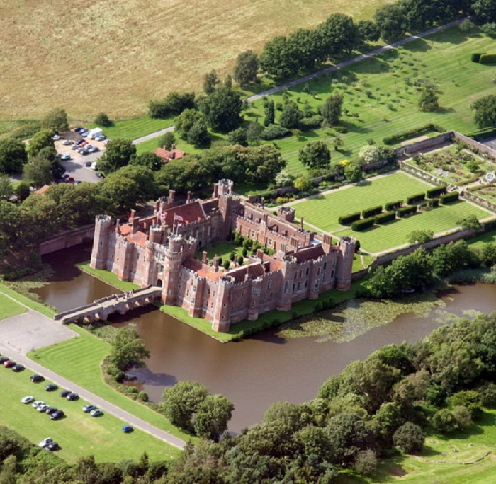 Одно из самых старых, больших кирпичных сооружений 15-го века, все еще сохранившихся в Англии. Одно из самых старых, больших кирпичных сооружений 15-го века, все еще сохранившихся в Англии.