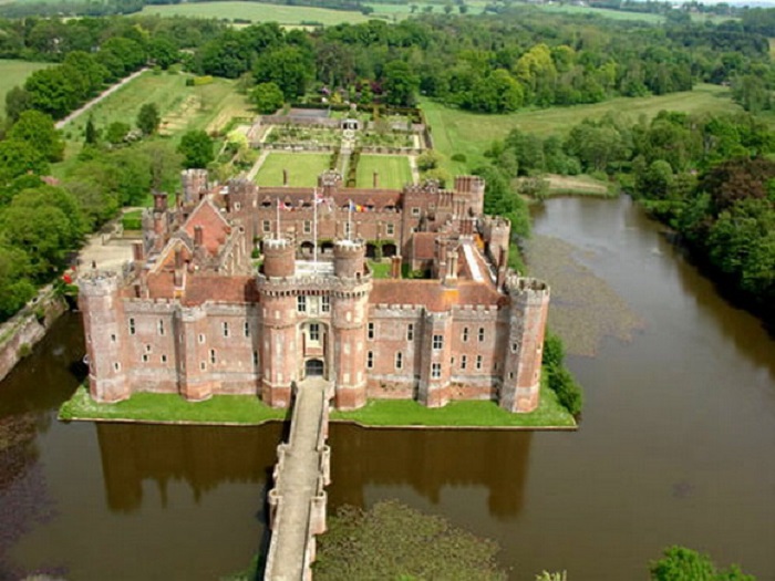 Замок строился по большей части для комфортного проживания, нежели как оборонительная крепость. Замок строился по большей части для комфортного проживания, нежели как оборонительная крепость.