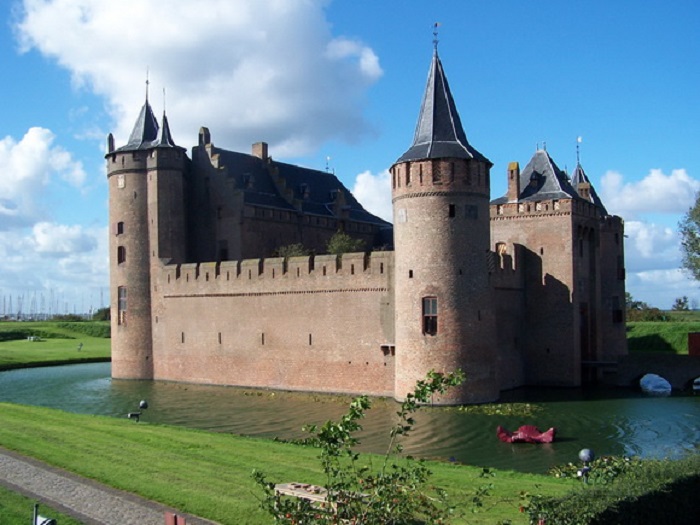 Задумывался он как своеобразная таможня того времени. Задумывался он как своеобразная таможня того времени.