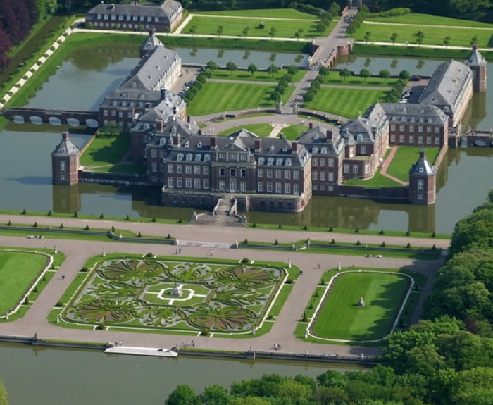 Окруженный широким каналом и располагаясь на прямоугольном острове, Нордкирхен является самым большим из замков в этом регионе. Окруженный широким каналом и располагаясь на прямоугольном острове, Нордкирхен является самым большим из замков в этом регионе.